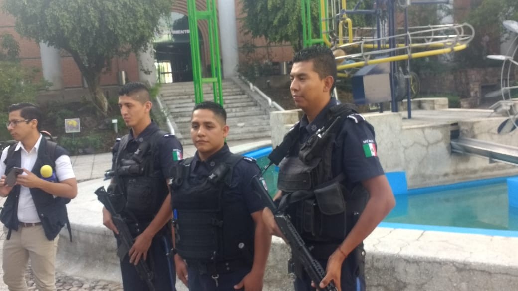 Tres policías ayudan a mujer a dar a luz en pleno camellón