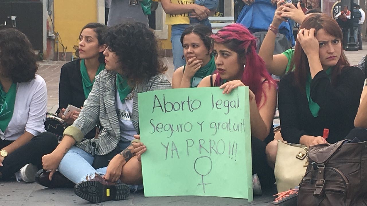 Instalan mujeres asamblea en el Arco de la Calzada para debatir sobre aborto