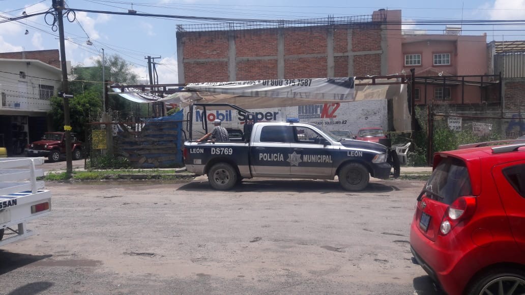 Atacan a balazos a hombre en autolavado
