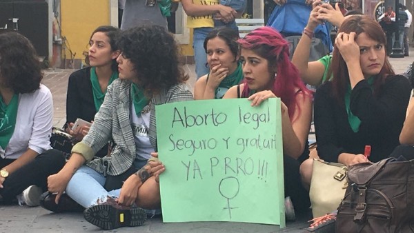 Instalan mujeres asamblea en el Arco de la Calzada para debatir sobre aborto