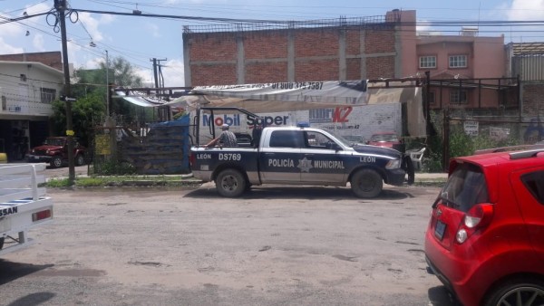 Atacan a balazos a hombre en autolavado