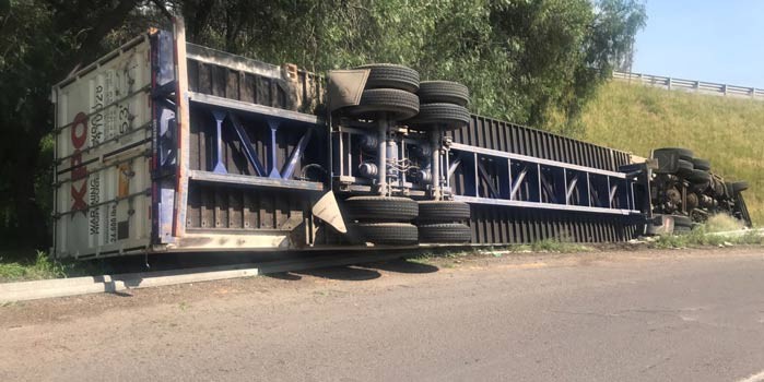Vuelca tráiler en el bulevar Aeropuerto