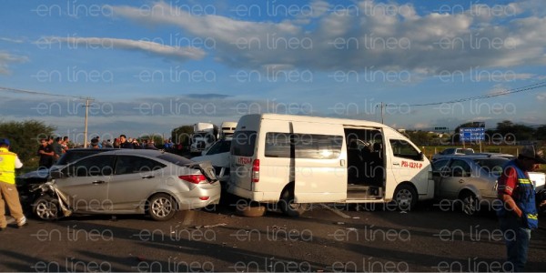 Carambola de ocho autos desquicia salida a Silao
