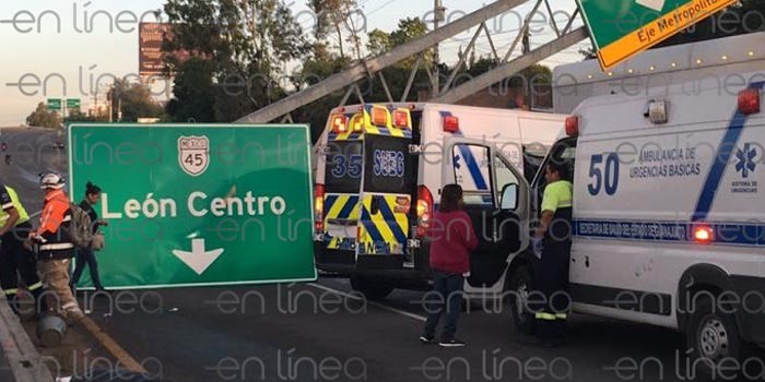 Carretera León-Silao colapsa tras accidente vehicular a la altura de Los Sauces