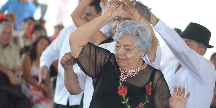 Abuelitos disfrutan de su día en el Parque Guanajuato bicentenario