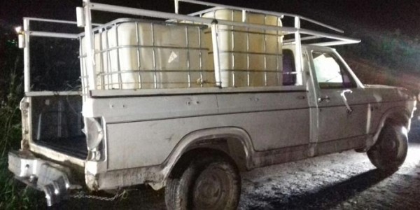 Asegura Policía Federal vehículo con contenedores para combustible