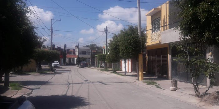 Asaltan con violencia casa en Los Manantiales