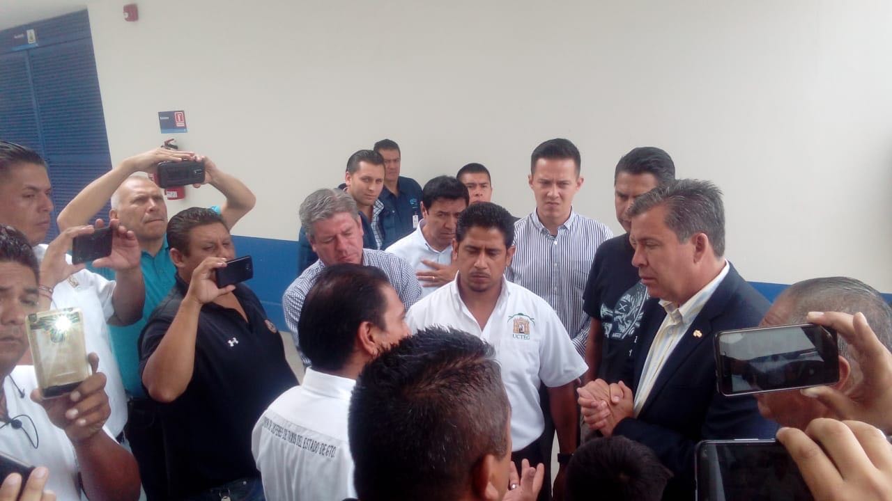 Miguel Márquez recibirá a choferes de taxi que protestan por 'piratería'