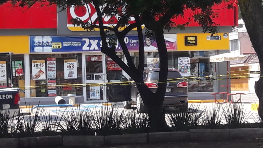Matan a hombre a balazos afuera de Oxxo