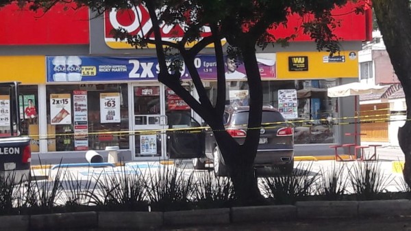 Matan a hombre a balazos afuera de Oxxo