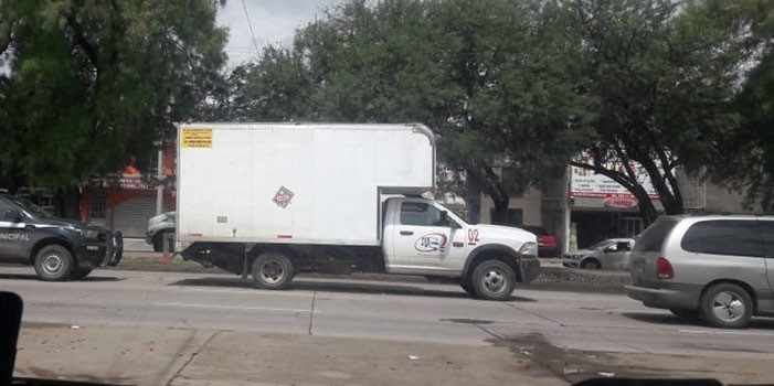 Con el motor encendido abandonan camioneta en Delta