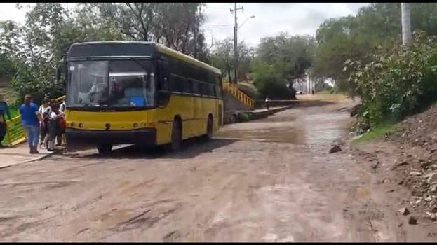 Camión escolar se queda varado en el Tajo de Santa Ana