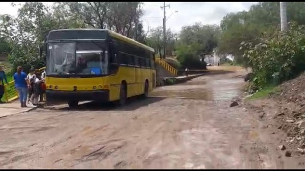 Camión escolar se queda varado en el Tajo de Santa Ana