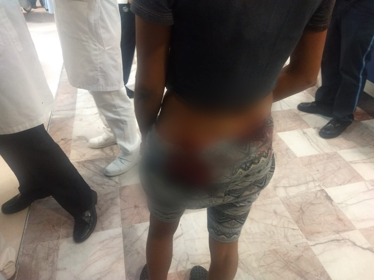 Balean a niños inocentes mientras hacían limpieza en su casa