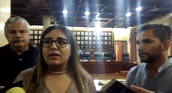Denuncia golpiza de policías municipales en su casa