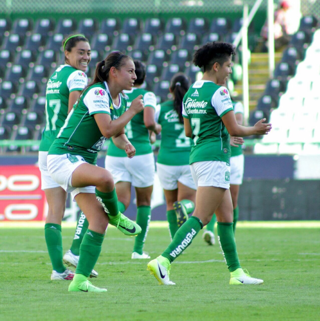 Van las esmeraldas contra Chivas