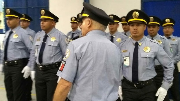 Estrenan tránsitos nuevo uniforme