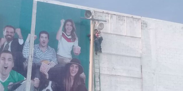 Muere electrocutado al instalar una lona