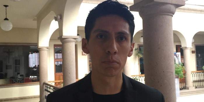 Funcionario becado sigue sin renunciar a su cargo