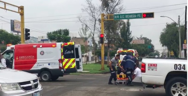 Choca motociclista contra ambulancia en González Bocanegra