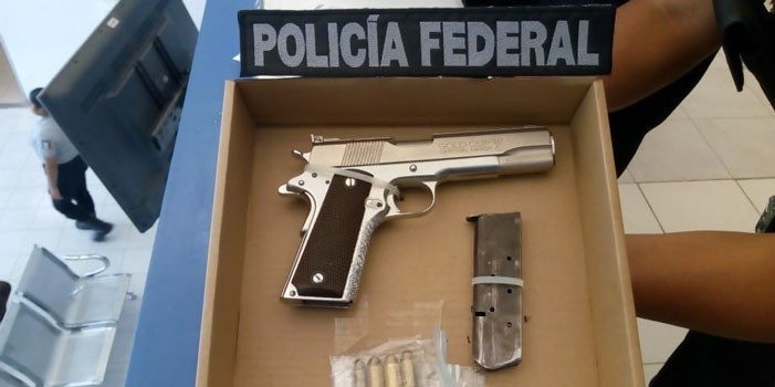 Aseguran vehículo con daños por disparos; el conductor estaba armado