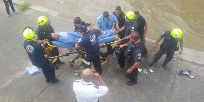 Presunto delincuente y ciudadano caen al Malecón del Río