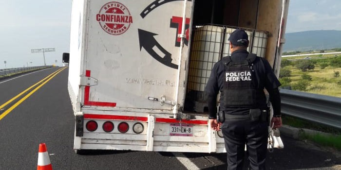 Abandonan camioneta cargada con cubitanques en Celaya