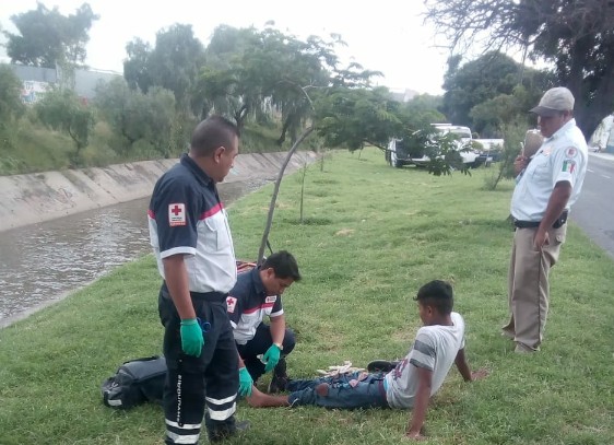 Rescatan a joven que cayó al Malecón del Río