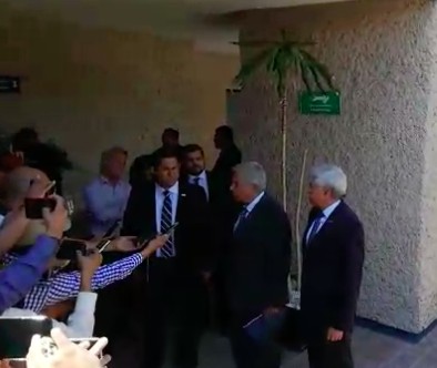 Entrega Diego Sinhue carpeta de proyectos a AMLO