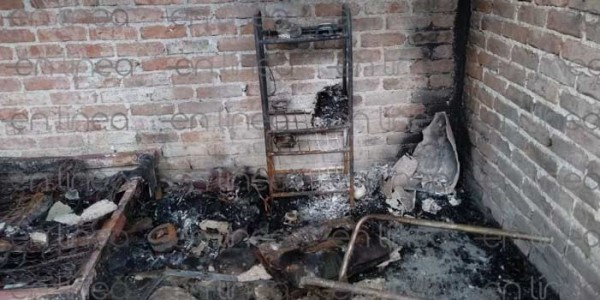 Ayudan policías a familia que perdió su patrimonio en un incendio