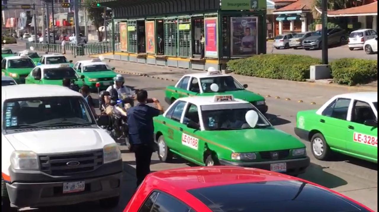 Provoca caravana de 300 taxis verdes caos vial en León