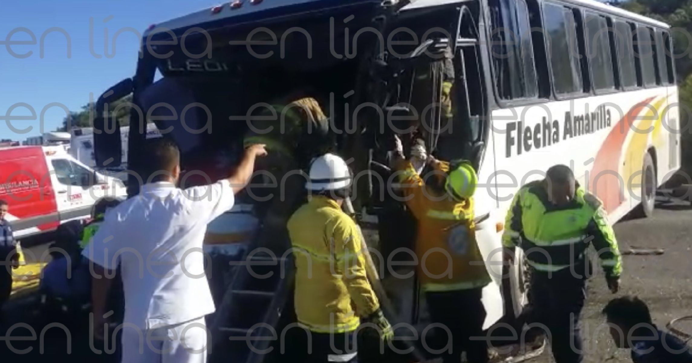 Encontronazo entre camión de pasajeros y tolva deja 12 heridos