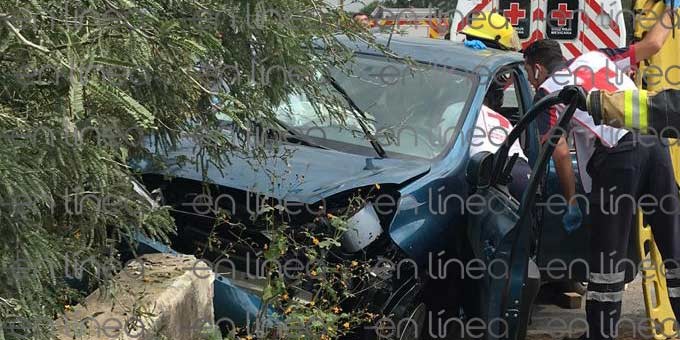 Lesionada al chocar en el bulevar la Luz