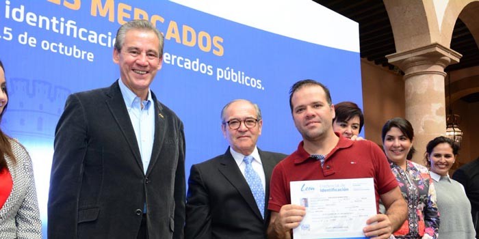 Entregan credenciales de identificación a locatarios de mercados públicos