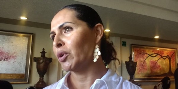 Analiza regidora Gabriela Echeverría renunciar a prestaciones