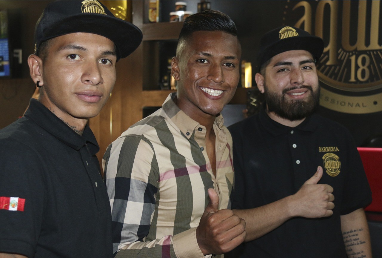Inaugura Pedro Aquino su barbería