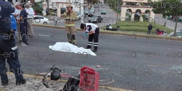 Ciclista provoca volcadura y muere