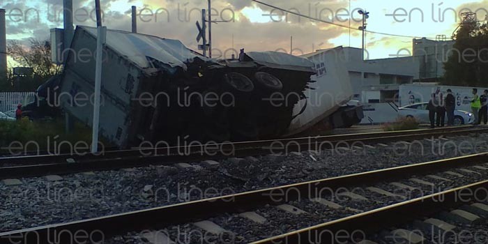 Tren embiste a tráiler en San José de Cementos