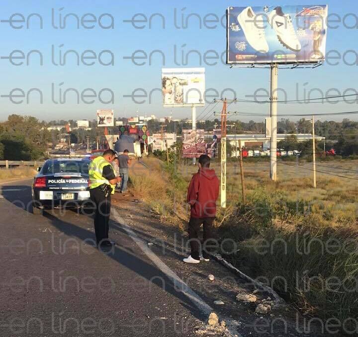 Vuelca tolva con arena; conductor resulta ileso
