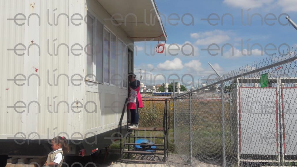 Improvisan jardín de niños en aulas móviles a tres metros de una barranca