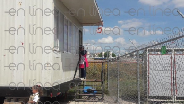 Improvisan jardín de niños en aulas móviles a tres metros de una barranca