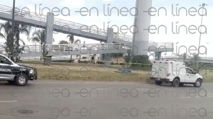 Muere hombre al arrojarse de distribuidor vial Juan Pablo II