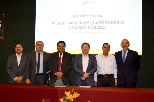 Firman contrato de acompañamiento ante Entidad Mexicana de Acreditación para el Laboratorio de Obra Pública de la ASEG