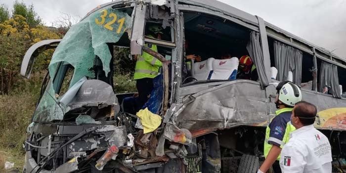 Choca autobús de la selección estatal de básquetbol femenil