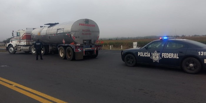 Policía Federal asegura tractor cargado con emulsión