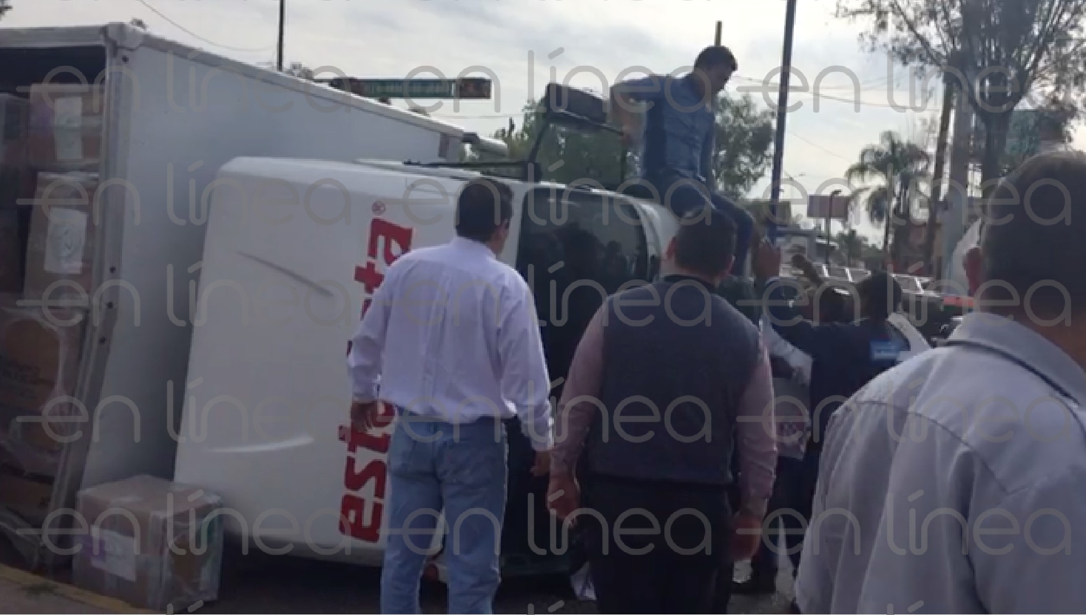 Vuelca camioneta de paquetería en López Mateos