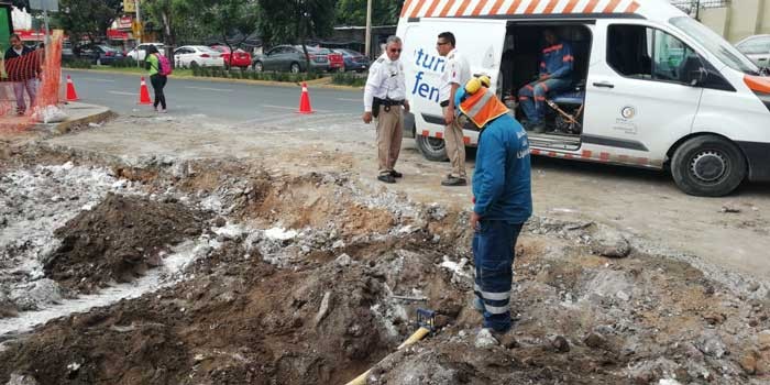 Truenan ducto de gas durante obras de pavimentación en la colonia Andrade