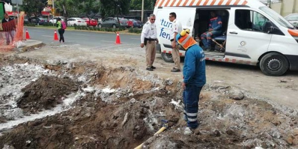 Truenan ducto de gas durante obras de pavimentación en la colonia Andrade