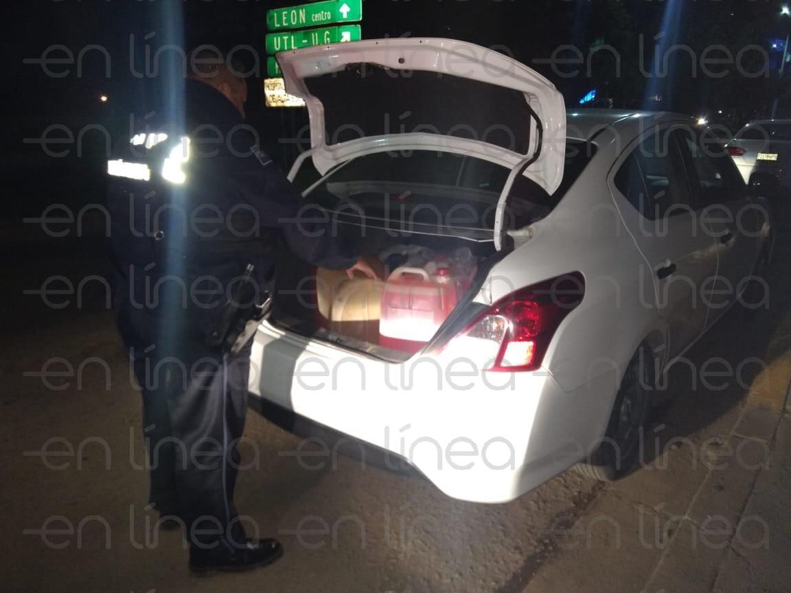 Policía Federal asegura sedán con tambos de gasolina