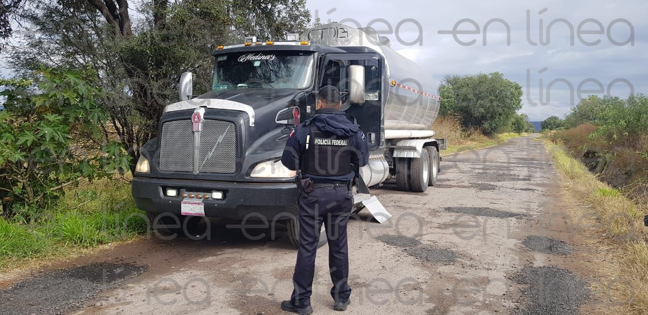 Policía Federal asegura camión cargado con aceite robado